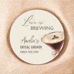 Pegatina Redonda El amor está preparando la ducha de novia Espresso<br><div class="desc">Celebra a la futura novia con la moda "El amor se está reproduciendo" espresso martini Pegatina de ducha de novia.</div>