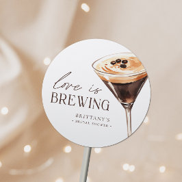 Pegatina Redonda El amor está preparando un Espresso Martini para l