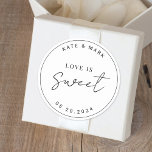 Pegatina Redonda El amor Minimalista moderno es el favor de la boda<br><div class="desc">pegatinas de novios diseñados por personalizados que presentan un diseño moderno en blanco y negro minimalista "el amor es dulce".</div>