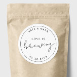 Pegatina Redonda El amor Minimalista moderno es preparar el favor d<br><div class="desc">pegatinas diseñados por un personalizado para el café y el té en favores matrimoniales con un moderno diseño minimalista en blanco y negro.</div>