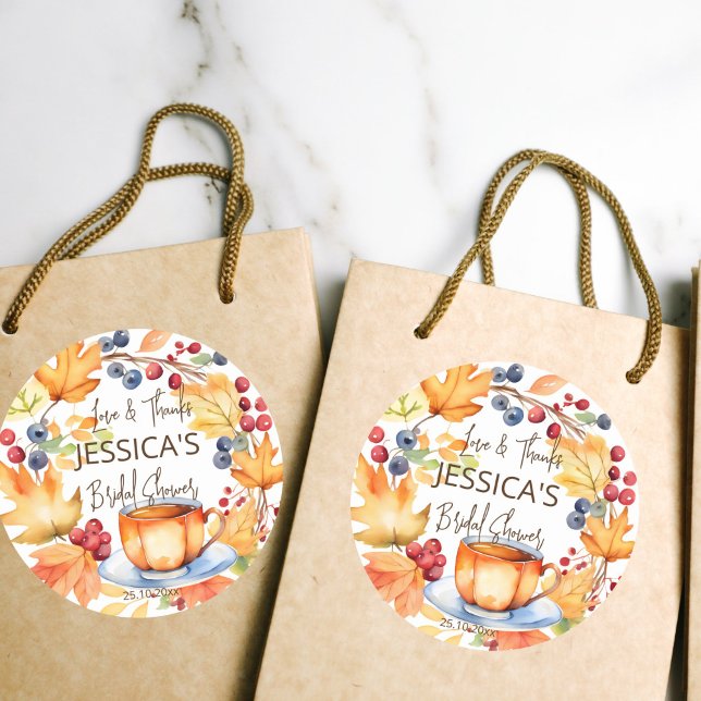 Pegatina Redonda El amor se está preparando otoño ducha de novia gr (Love is brewing bridal shower favor thank you gift stickers fall themed pumpkin wreath favor sticker)
