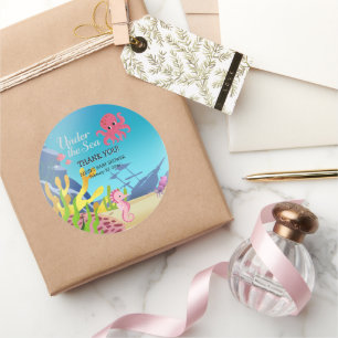 Pegatina Redonda El Baby Shower de los restos de naufragio bajo el 