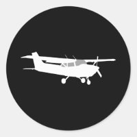 El clásico avión Cessna Silhouette volando en negr