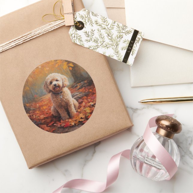 Pegatina Redonda El Cockapoo en otoño se inspira en las hojas (Regalar)