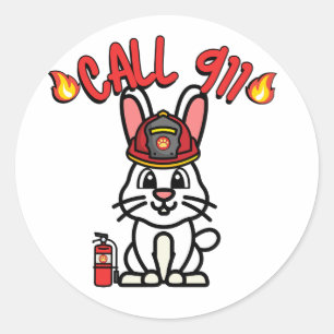 Pegatina Redonda El conejo blanco gracioso es un bombero