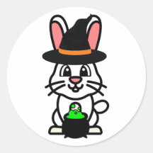 El conejo blanco gracioso es una bruja.
