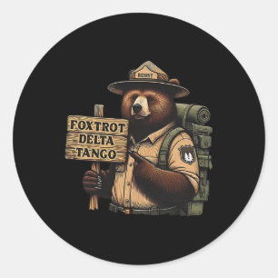 Pegatina Redonda El Delta Tangos de Foxtrots resiste el oso bosque