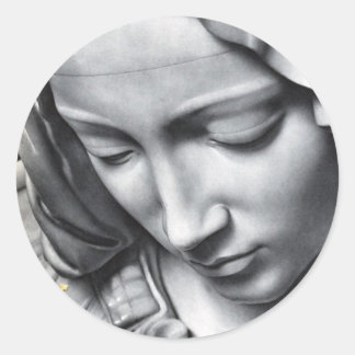 Pegatina Redonda El detalle de Pieta de Miguel Ángel sobre la cara
