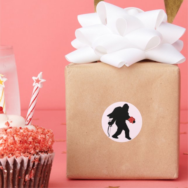 Pegatina Redonda El día de San Valentín Sasquatch (Fiesta)