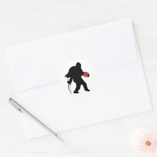 Pegatina Redonda El día de San Valentín Sasquatch