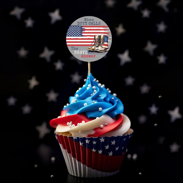 Pegatina Redonda El ejército arranca grises de bandera de EE. UU. a (Patriotic US flag combat boots duty calls brave answer military farewell party cupcake pick sticker)
