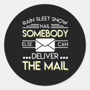 Pegatina Redonda El empleado de correos jubilado entrega el correo