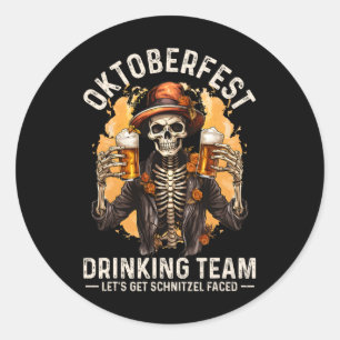 Pegatina Redonda El equipo hace que Schnitzel enfrente el esqueleto