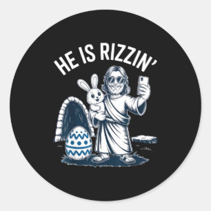 Pegatina Redonda Él es divertido Rizzin Humor de Pascua para amigos