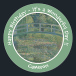 Pegatina Redonda El estanque de lirio de agua de Monet y los Fiesta<br><div class="desc">Esta es una de sus famosas pinturas de su jardín acuático en su casa en Giverny. Claude Monet (1840-1826) fue uno de los fundadores del movimiento impresionista francés. Tal vez sea más conocido por sus pinturas de lirios y agua. El término impresionismo deriva del título de su pintura "Impresión, Amanecer"....</div>