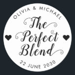 Pegatina Redonda El favorito perfecto para una boda de té con café<br><div class="desc">Pegatina clásico de la etiqueta de favores de la boda negra con "La mezcla perfecta" en una moderna y rústica caligrafía de tipografía y acentos cardíacos. Puede personalizarlo fácilmente con sus nombres y fecha de boda.</div>