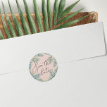 Pegatina Redonda El follaje tropical salva la fecha<br><div class="desc">Los pegatinas de la moda de la isla con color de agua verde son el toque final perfecto para guardar las tarjetas de fecha y los sobres. El diseño presenta hojas tropicales de palmeras rodeando "guardar la fecha" en la tipografía moderna de escritura con letras a mano. Ideal para bodas...</div>