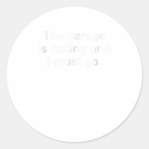 Pegatina Redonda El Garaje Está Llamando Y Tengo Que Divertirme.
