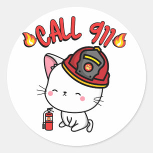 Pegatina Redonda El gato blanco gracioso es un bombero