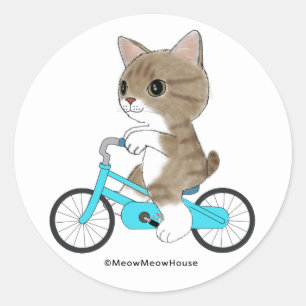 Pegatina Redonda El gato de Tabby está montando una bicicleta.