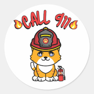 Pegatina Redonda El gato naranja gracioso es un bombero