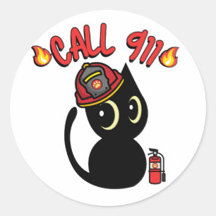 Pegatina Redonda El gato negro gracioso es un bombero