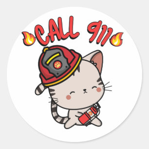 Pegatina Redonda El gracioso gato tabby es un bombero