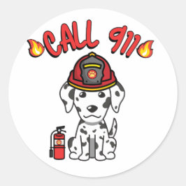 Pegatina Redonda El gracioso perro dálmata es un bombero