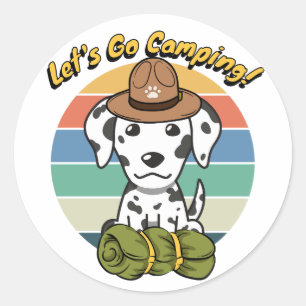 Pegatina Redonda El gracioso perro dálmata quiere ir de campamento