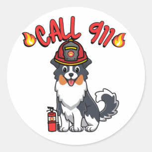 Pegatina Redonda El gracioso perro de Collie es bombero