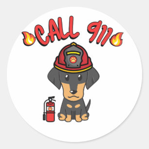 Pegatina Redonda El gracioso perro de Dachshund es un bombero
