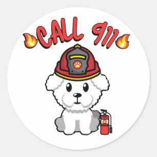Pegatina Redonda El gracioso perro Fluffy es un bombero