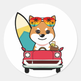 Pegatina Redonda El gracioso perro Naranja conduce a la playa