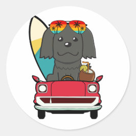 Pegatina Redonda El gracioso perro negro está conduciendo a la play