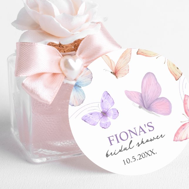 Pegatina Redonda Él hace que su corazón se revolque | Elegante duch (he gives her butterflies bridal shower sticker)