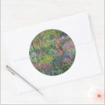 Pegatina Redonda El Jardín Iris De Giverny De Claude Monet<br><div class="desc">El jardín Iris de Giverny pintado por Claude Monet. Alrededor de 1900. Esta imagen es de dominio público.</div>