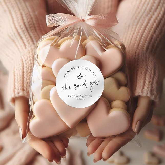 Pegatina Redonda Él Le Propuso La Pregunta Ella Dijo Sí (Subido por el creador)