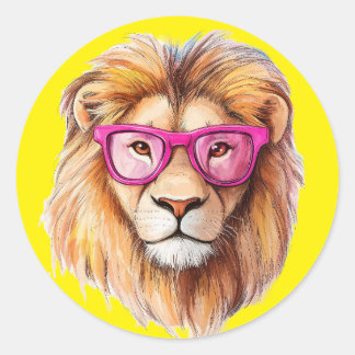 Pegatina Redonda El león con fondo amarillo de lentes rosados