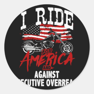 Pegatina Redonda El motociclista anti Trump resiste a la sobreracci