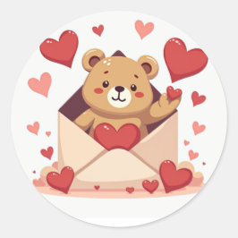 Pegatina Redonda El oso juguetón que sale de un sobre con corazón
