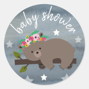 Pegatina Redonda El oso soñoliento protagoniza al chica Baby Showe