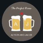 Pegatina Redonda El Pegatina/ sobre favorito de la boda perfecta<br><div class="desc">Perfecto para parejas que comparten el amor por la cerveza,  este pegatina Perfect Brew es perfecto para pegatinas o sellos para sobres. Invitaciones coincidentes disponibles en berryberrysweet.com</div>