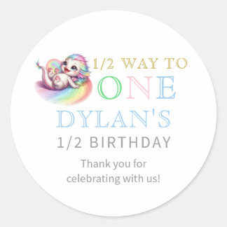 Pegatina Redonda El pequeño dragón a medio camino de un cumpleaños 