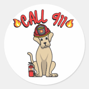 Pegatina Redonda El perro grande gracioso es un bombero