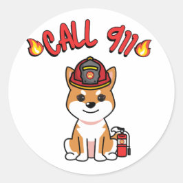 Pegatina Redonda El perro naranja gracioso es un bombero