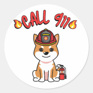 Pegatina Redonda El perro naranja gracioso es un bombero