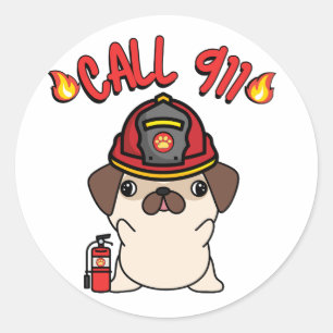 Pegatina Redonda El perro Pug gracioso es un bombero