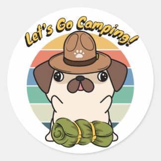 Pegatina Redonda El perro Pug gracioso quiere ir de campamento