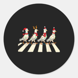 Pegatina Redonda El pichón cruza las navidades de la carretera