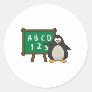 Pegatina Redonda El pingüino como profesor con pizarra